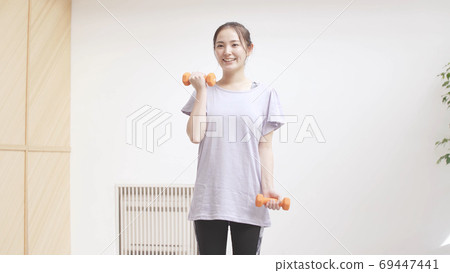做與啞鈴的少婦肌肉訓練 69447441