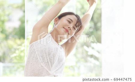 A young woman stretching 69447475