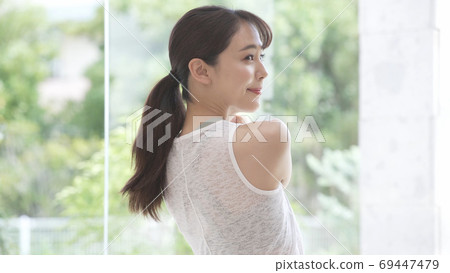 一個年輕女子伸展 69447479