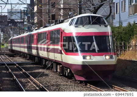 小田急小田原線，特快箱根（10000型）進入南新宿站 69447691