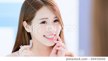 woman use invisible braces 69450000