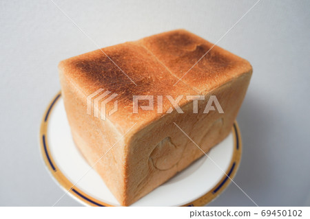 Hand made bread 69450102