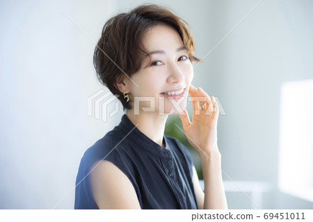 Beauty image women in their 30s 69451011