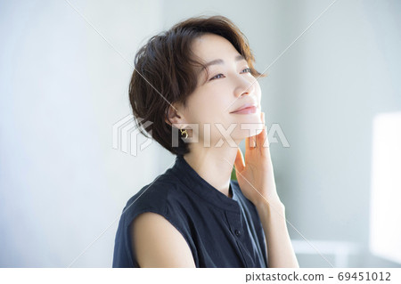 30多歲的美女形象女性 30多歲的美女形象女性 69451012