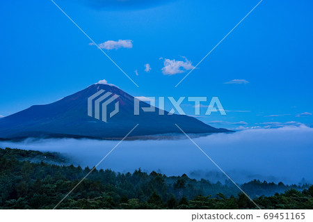 (山梨縣)從山中湖全景看台,黎明前的富士山 (山梨縣)從山中湖全景看台,黎明前的富士山 69451165