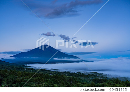 （山梨縣）從山中湖全景看台，富士山的黎明 69451535