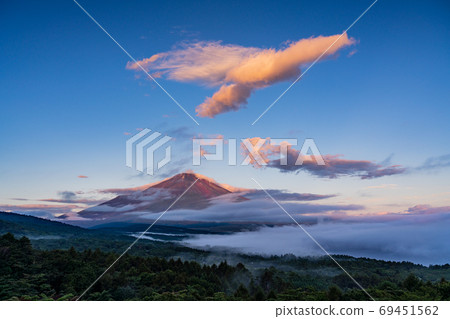 (山梨縣)從山中湖全景看台,富士山的黎明 (山梨縣)從山中湖全景看台,富士山的黎明 69451562