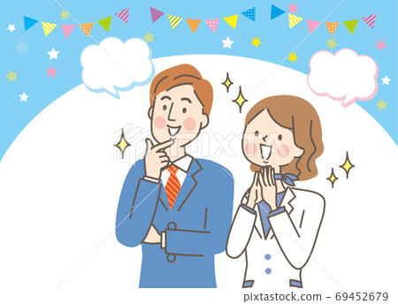 一個年輕的女人，帶著驚訝的微笑和一個令人信服的男人 69452679