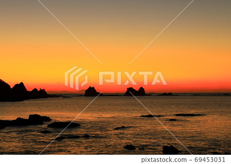 Dawn of Arafushi coast 69453031