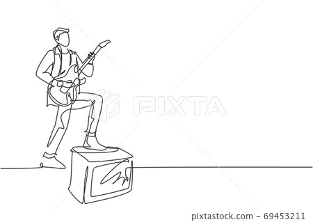 Single continuous line drawing of young happy male guitarist playing electric guitar while step on sound amplifier Single continuous line drawing of young happy male guitarist playing electric guitar while step on sound amplifier 69453211
