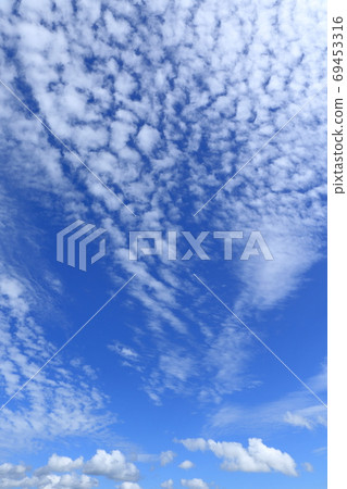 清新的秋天天空 清新的秋天天空 69453316