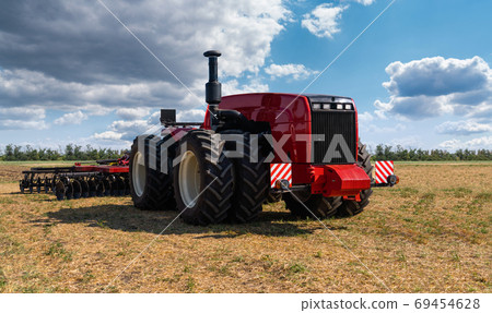 Autonomous tractor. Smart farming  69454628