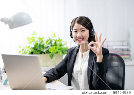 businesswoman smile to you businesswoman smile to you 69454989