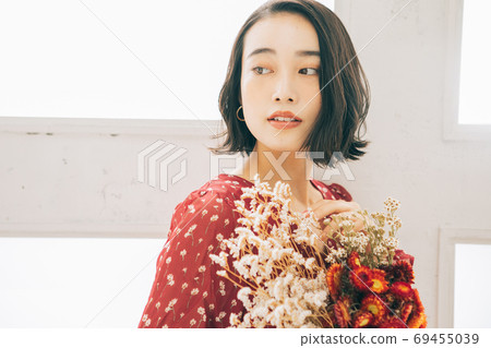 Young woman hairstyle image (short bob) Young woman hairstyle image (short bob) 69455039