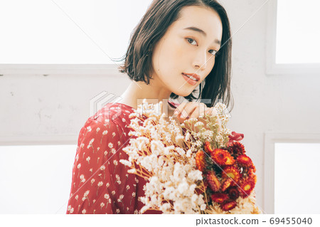 Young woman hairstyle image (short bob) Young woman hairstyle image (short bob) 69455040