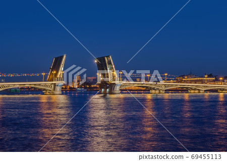 Neva river and open Blagoveshchensky Bridge - Saint-Petersburg R 69455113