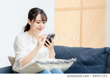 使用智慧型手機的女人 69457155