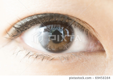 Women's eyes 69458164