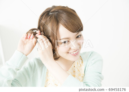 Women who arrange hair Women who arrange hair 69458176