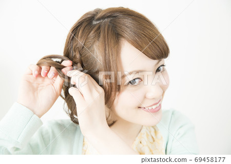 Women who arrange hair Women who arrange hair 69458177