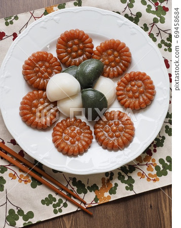 Korean traditional food Songpyeon and medicine 69458684