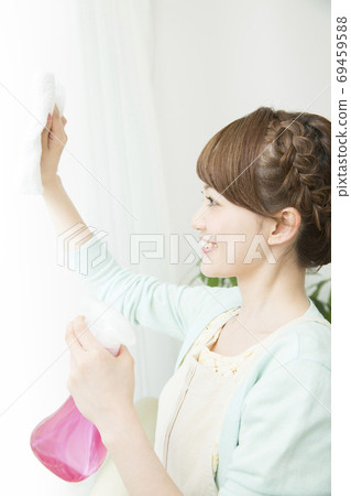 Woman cleaning the window 69459588