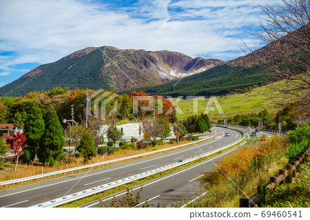 大分高速公路由布岳停車場的秋葉 照片素材 圖片 圖庫