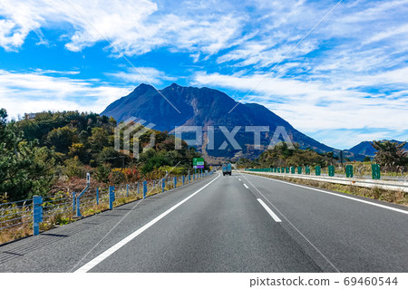 大分高速公路在秋葉季節到湯布岳（湯布岳停車場附近） 69460544