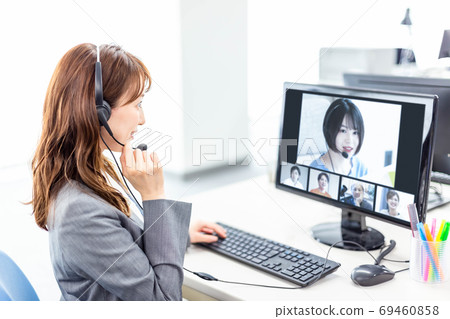 Online meetings wearing headsets Online meetings wearing headsets 69460858