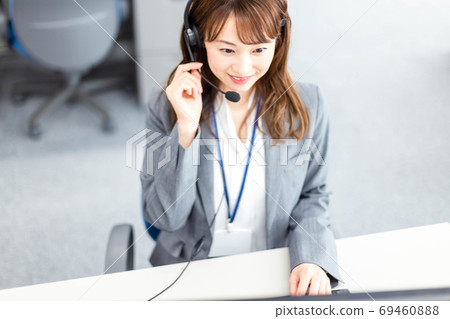 戴著耳機的在線會議 69460888