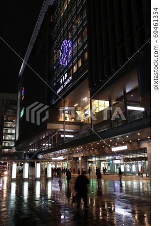 雨夜JR博多站(博多出口) 雨夜JR博多站(博多出口) 69461354