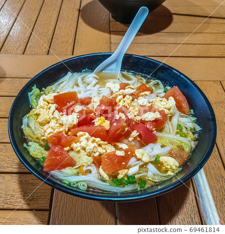 Traditional chinese noodle soup 69461814