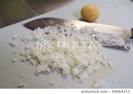 用菜刀將煮雞蛋的白肉切碎 69464253