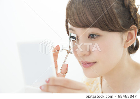 正在化妝的女人 69465847