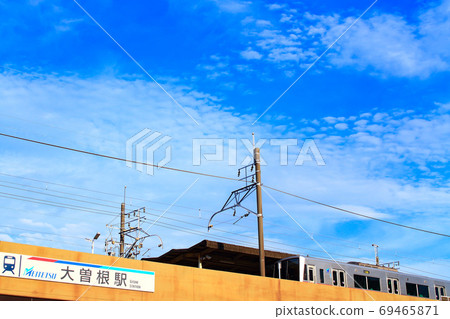 名古屋市臭氧站出發的名鐵瀨戶線列車 名古屋市臭氧站出發的名鐵瀨戶線列車 69465871