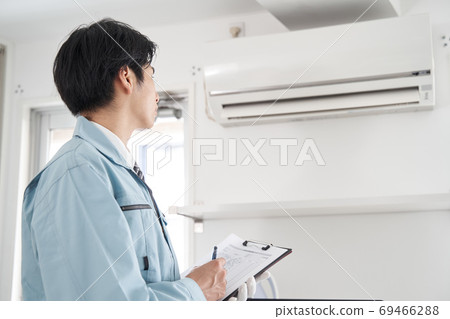 日本男性電工檢查家用空調 69466288