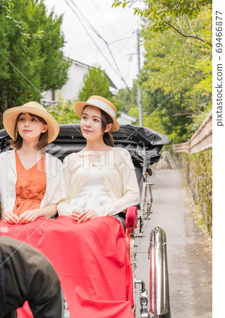婦女和朋友在由布院女童之旅中享受人力車[9月] [照片合作人力車Ebisuya] 69466877
