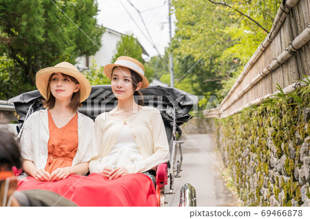 婦女和朋友在由布院女童之旅中享受人力車[9月] [照片合作人力車Ebisuya] 69466878