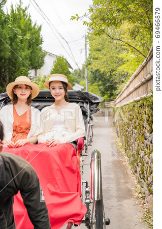 婦女和朋友在由布院女童之旅中享受人力車[9月] [照片合作人力車Ebisuya] 69466879