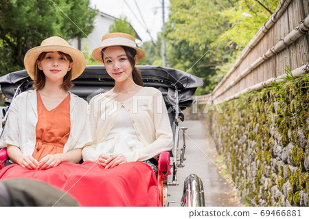 婦女和朋友在由布院女童之旅中享受人力車[9月] [照片合作人力車Ebisuya] 69466881