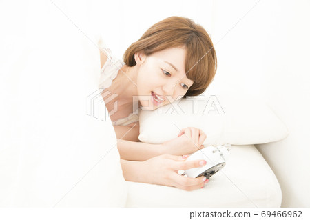 Wake up with an alarm clock Wake up with an alarm clock 69466962