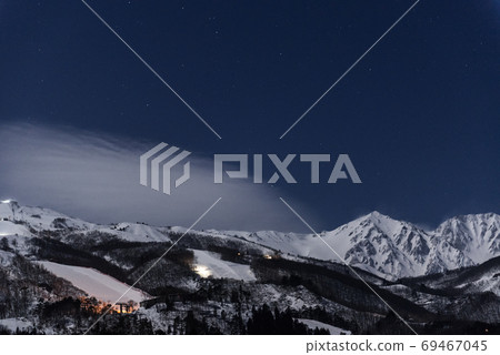 從長野白馬村眺望北阿爾卑斯山(白馬山)的夜景 從長野白馬村眺望北阿爾卑斯山(白馬山)的夜景 69467045
