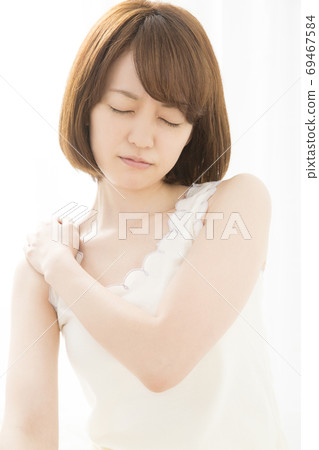 A woman with shoulder stiffness A woman with shoulder stiffness 69467584