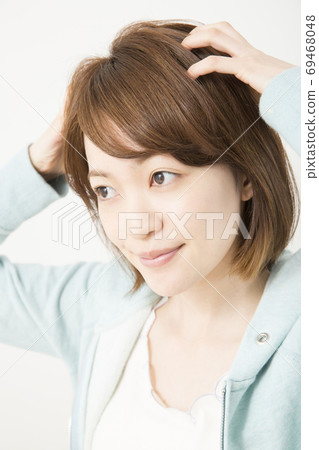 頭皮按摩的女人 頭皮按摩的女人 69468048
