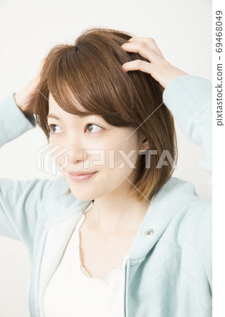 頭皮按摩的女人 69468049