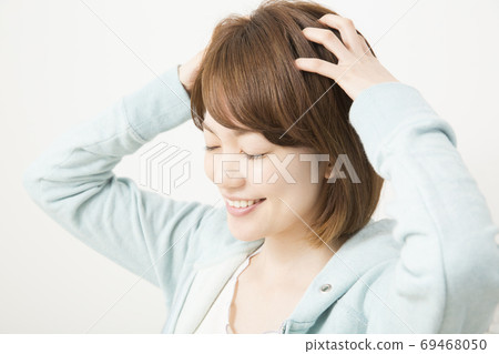 頭皮按摩的女人 69468050