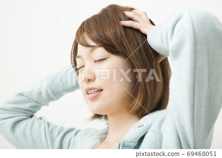 頭皮按摩的女人 69468051