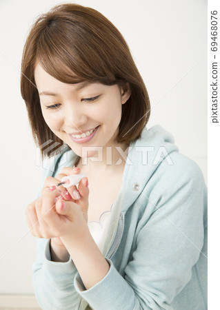 女人在做自我指甲 69468076