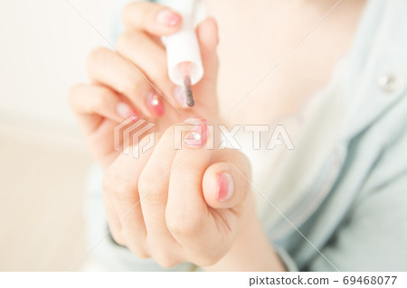 一個正在釘釘的女人 一個正在釘釘的女人 69468077