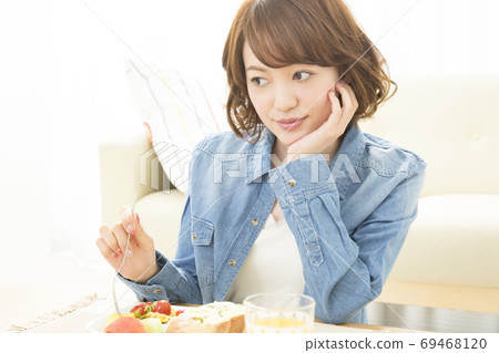 Women who eat 69468120